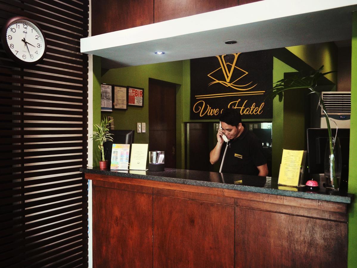 Vive Hotel Makati City Esterno foto