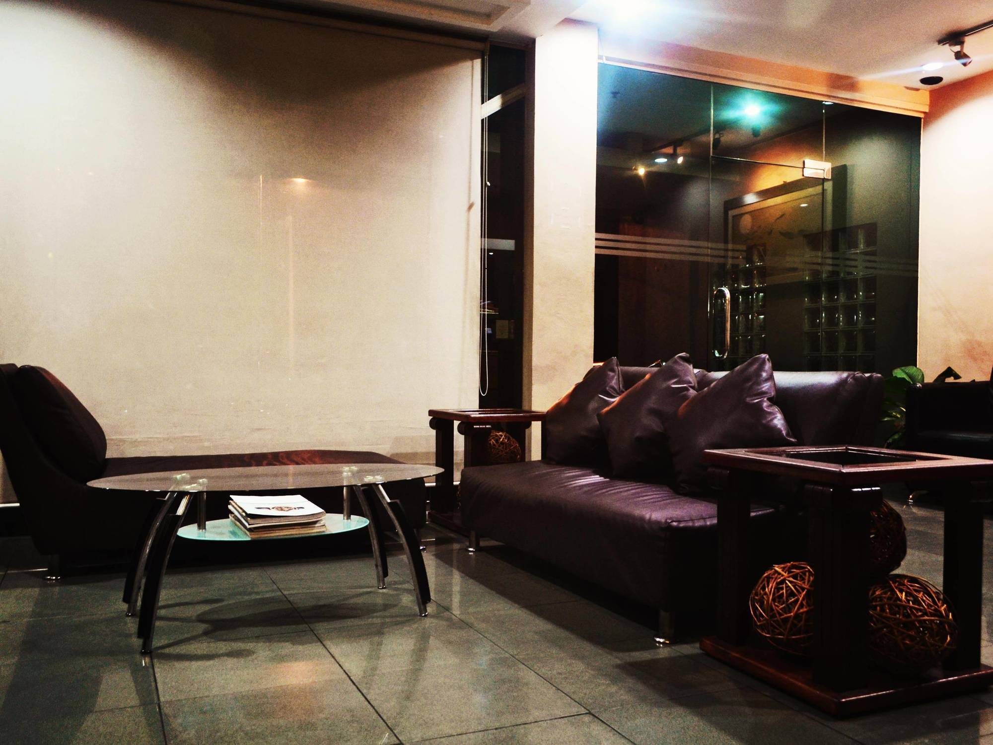 Vive Hotel Makati City Esterno foto